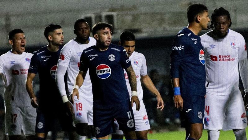 Motagua y Olimpia empatan 1-1 al final del primer tiempo en el estadio Nacional 