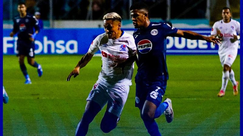 El domingo sí tiene que salir un campeón del fútbol hondureño. En la gráfica, Andy Najar y Jorge Serrano buscan el balón.