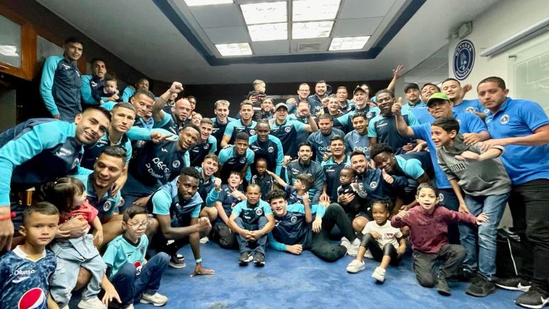 Los jugadores motagüenses celebraron el pase a la final en el camerino.