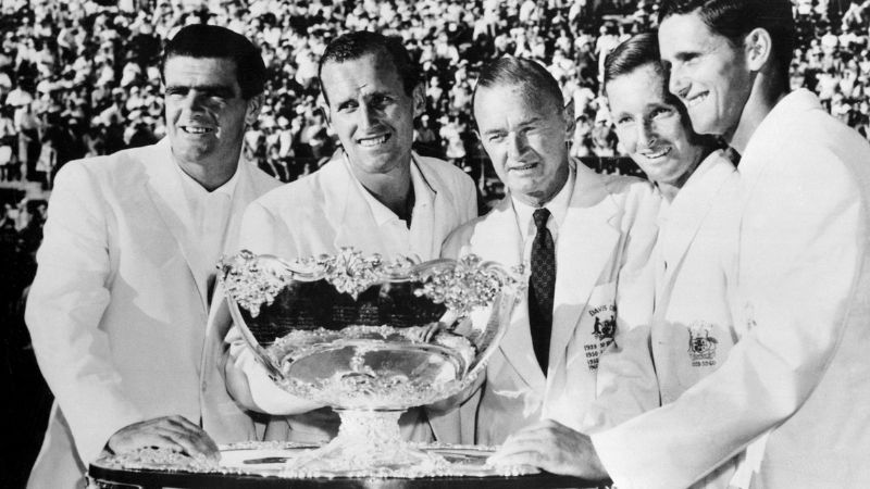 En la foto de archivo, los jugadores australianos Bob Mark, Neale Fraser, Harry Hopman (entrenador), Rod Laver y Roy Emerson posan con el trofeo de la Copa David después de ganar la final contra Italia (5-0) en Sídney el 21 de diciembre de 1961.