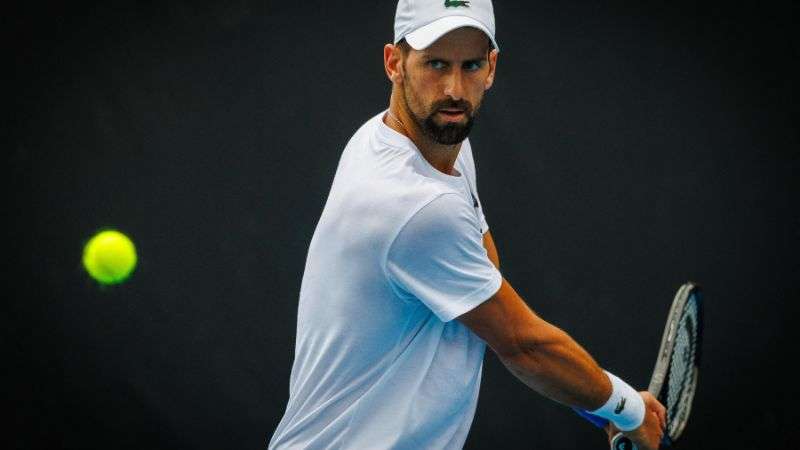 El serbio Novak Djokovic asiste a una sesión de entrenamiento antes del torneo internacional de Brisbane.