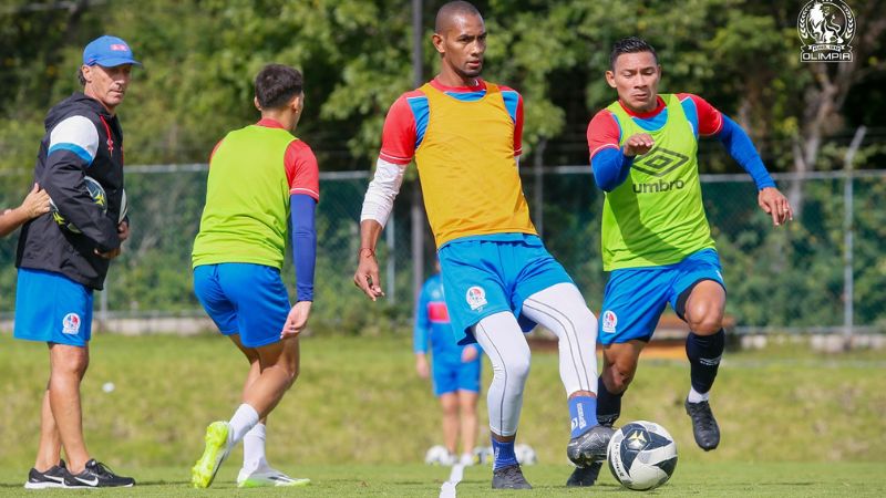 Los jugadores de Olimpia se reportan listos para cumplir la semifinal contra Potros de Olancho FC.