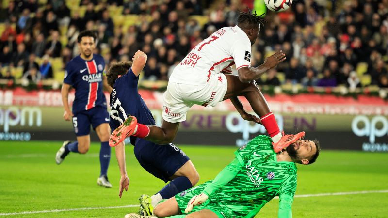 El portero italiano del Paris Saint-Germain, Gianluigi Donnarumma, sufre una lesión por parte del defensor marfileño del Mónaco, Wilfried Singo.