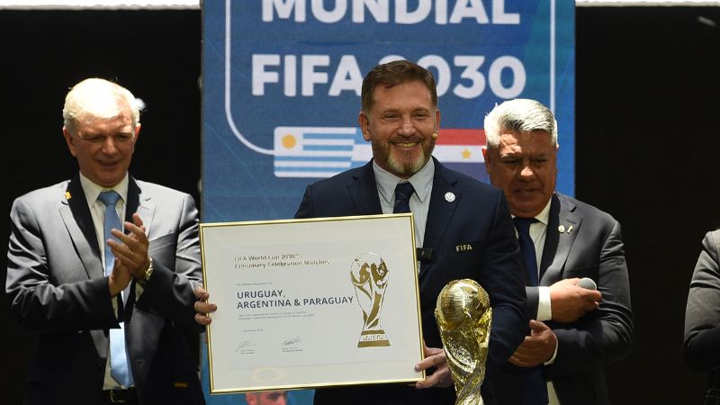 El presidente de la CONMEBOL, el paraguayo Alejandro Domínguez, sostiene un certificado que ratifica a Argentina, Paraguay y Uruguay como países anfitriones de la Copa Mundial de la FIFA 2030 durante el Congreso virtual de la FIFA.