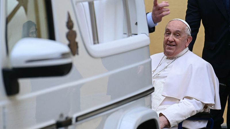 El Papa Francisco reacciona tras la presentación de un nuevo papamóvil totalmente eléctrico.