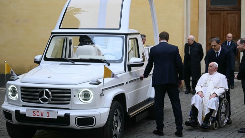 El Papa Francisco observa la presentación de un nuevo papamóvil totalmente eléctrico, en el Vaticano.