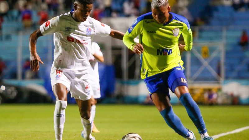 Julián Martínez, de Olimpia, llega a la marca de Ángel Villatoro, de Potros de Olancho FC.