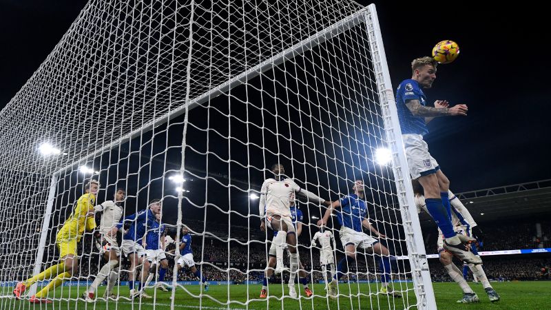 El defensa inglés del Ipswich Town, Luke Woolfenden, cabecea el balón fuera del arco durante el partido contra el Chelsea.