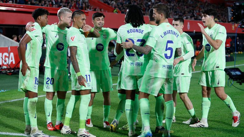 El delantero brasileño del Barcelona, ​​Raphinha, celebra con sus compañeros el segundo gol de su equipo frente al RCD Mallorca.