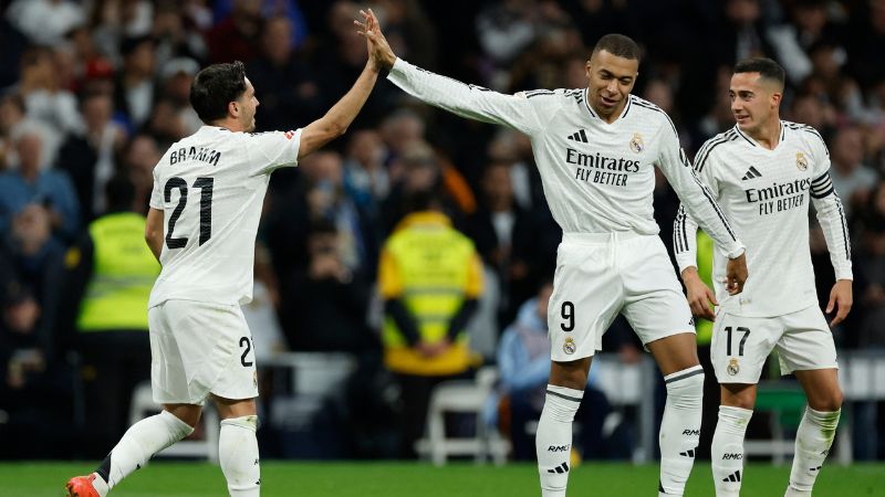 El delantero marroquí del Real Madrid, Brahim Díaz, celebra con el francés, Kylian Mbappé, marcar el cuarto gol frente al Sevilla.