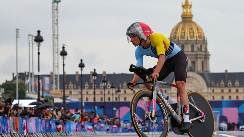 En la foto de archivo, Remco Evenepoel de Bélgica pasa en bicicleta por Invalides mientras compite en la contrarreloj individual de ciclismo en ruta durante los Juegos Olímpicos de París 2024 en París.