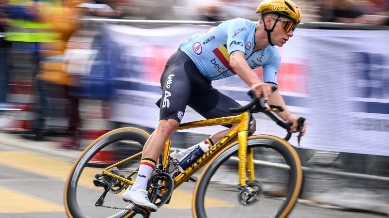 Remco Evenepoel de Bélgica compite en el evento de ciclismo en ruta de élite masculino durante el Campeonato Mundial de Ruta UCI 2024.