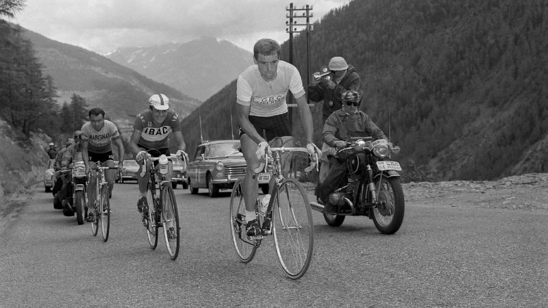 En la foto de archivo. (De derecha a izquierda) El ciclista belga Rik Van Looy, el ciclista italiano Graziano Battistini y el ciclista francés Jean Dotto se escapan en Le Grand Saint-Bernard mientras compiten en el Tour de Francia.