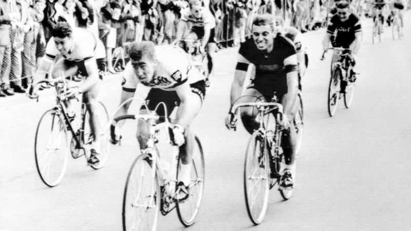 En la foto de archivo, el ciclista belga Georges Van Coningsloo (C) cruza la línea de meta para ganar la carrera ciclista París-Bruselas, seguido por Rik Van Looy (D).