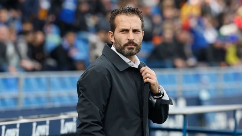 El Valencia comunicó la destitución de su técnico Rubén Baraja, emblema del club valenciano.