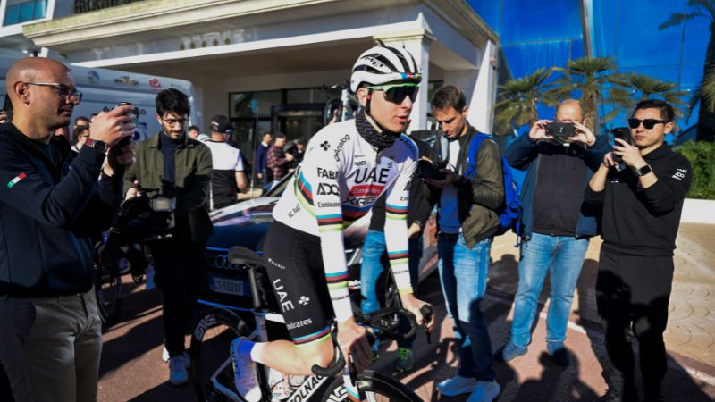 El ciclista esloveno Tadej Pogacar, del equipo de los Emiratos Árabes Unidos, es retratado durante una sesión de entrenamiento en Benidorm el 10 de diciembre de 2024.