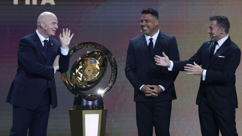 El presidente de la FIFA, Gianni Infantino, Ronaldo y Alessandro Del Piero presentan el Trofeo de la Copa Mundial de Clubes de la FIFA.