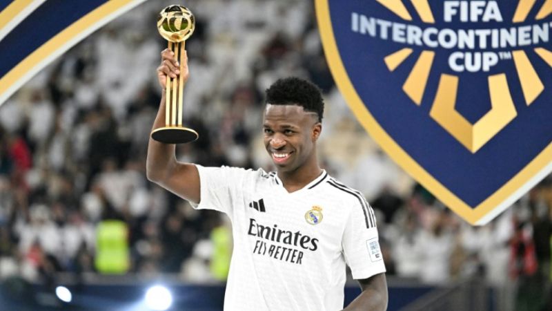 El delantero del Real Madrid, Vinicius, recibió el trofeo como el mejor jugador de la Intercontinental.