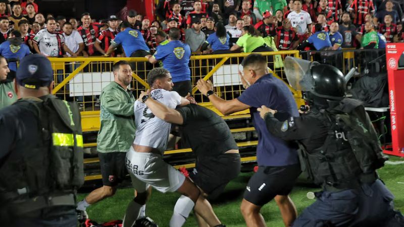 En golpes y en pelea campal terminó la final del fútbol costarricense.