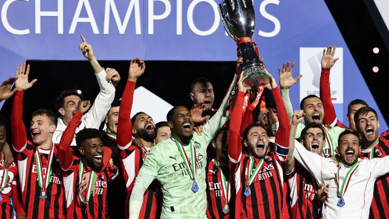 Los jugadores del AC Milan celebran con el trofeo, luego de ganarle en la final de la Supercopa de Italia al Inter.