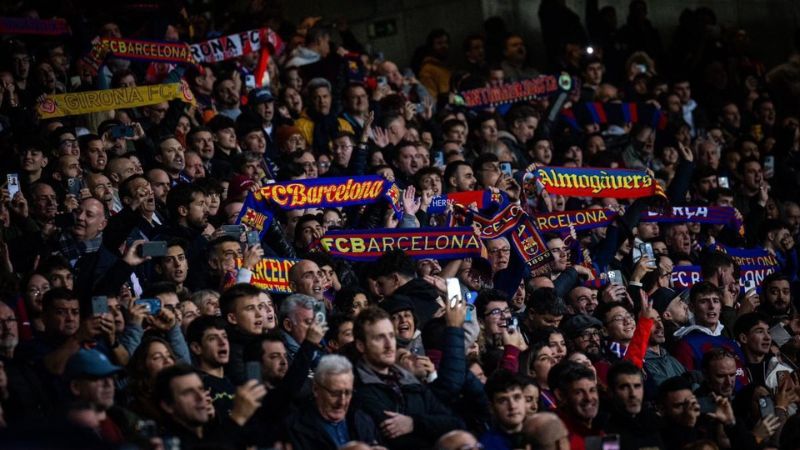 Los aficionados del Barcelona están decididos a acompañar a su equipo donde decida jugar.