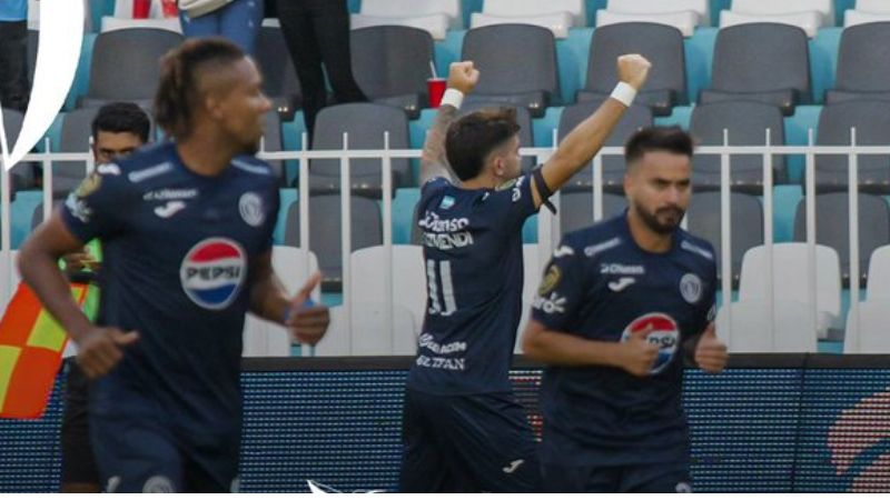 El delantero argentino, Agustín Auzmendi, celebra uno de los goles anotados a la Real Sociedad.