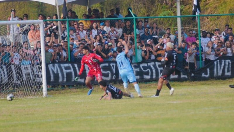 El argentino Agustín Auzmendi anota uno de los goles de Motagua contra el Juventus FC de Roatán, Islas de la Bahía.