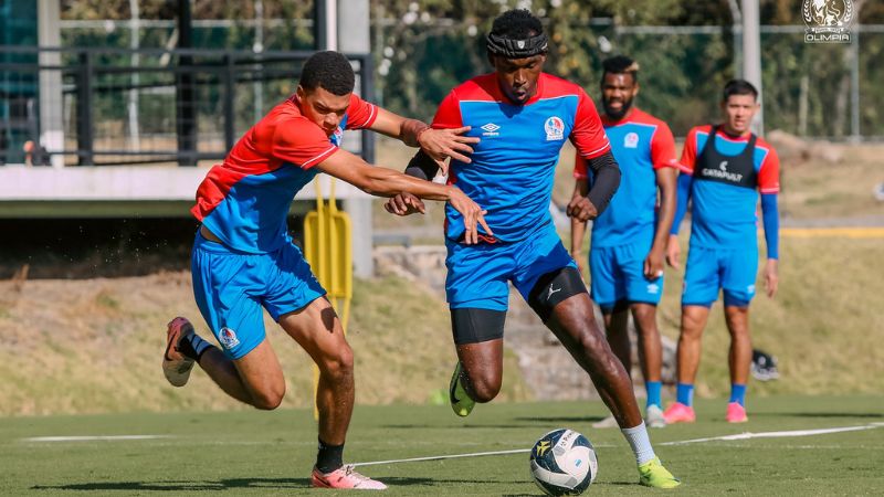 El delantero Alberth Elis está listo para debutar con Olimpia en el torneo de Clausura 2025.