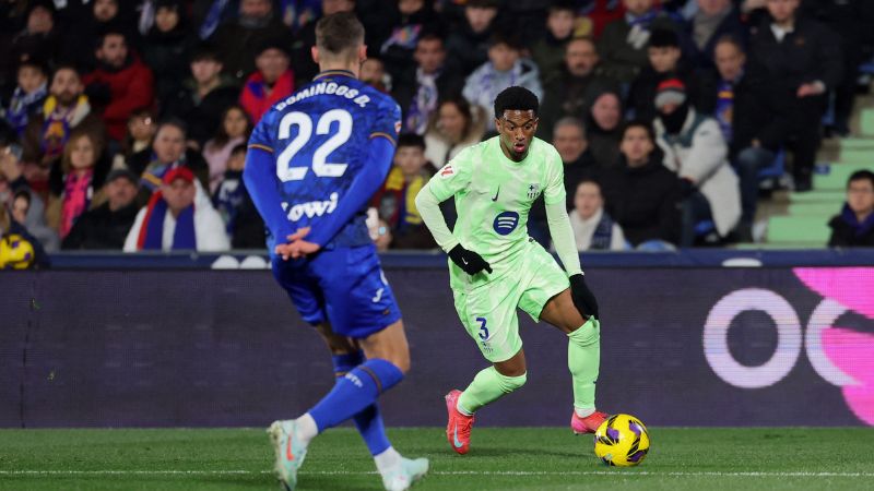 El defensa español del Barcelona, ​​Alex Balde, controla el balón durante el partido contra el Getafe CF.