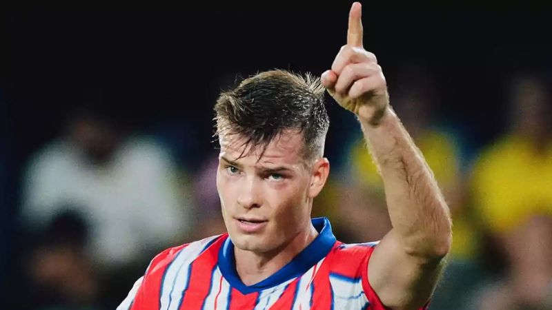 Alexander Sorloth levanta la mano para el partido del martes contra el Bayer Leverkusen por la Champions.