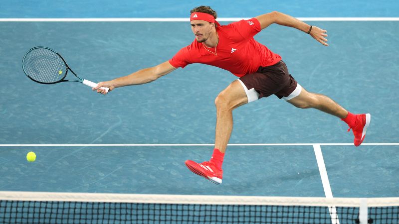 El alemán Alexander Zverev lanza un tiro contra el francés Lucas Pouille durante su partido individual masculino en el primer día del torneo de tenis Abierto de Australia en Melbourne.