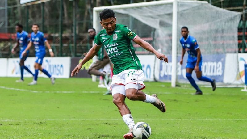 Alexy Vega controla el balón en uno de los ataques de Marathón.