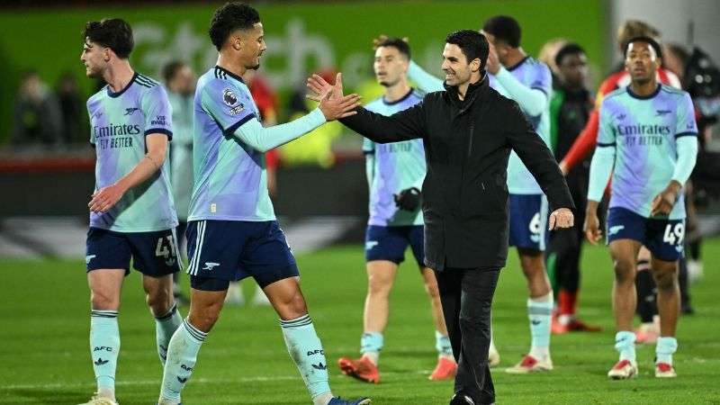 El entrenador español del Arsenal, Mikel Arteta, celebra con el defensa francés, William Saliba, al final del partido contra el Brentford.