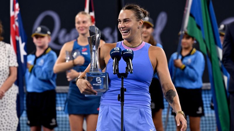 La ganadora Aryna Sabalenka de Bielorrusia habla mientras sostiene su trofeo ganado en el torneo de Brisbane.