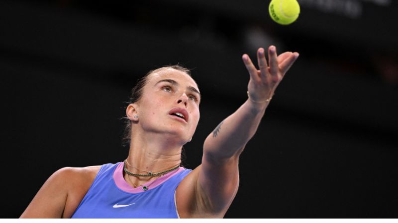 La número 1 de la WTA, la bielorrusa Aryna Sabalenka sirve contra la rusa Polina Kudermetova.