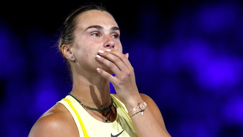 La bielorrusa Aryna Sabalenka observa durante una ceremonia luego de su derrota ante la estadounidense Madison Keys.