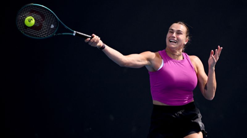 Aryna Sabalenka de Bielorrusia devuelve el balón durante una sesión de entrenamiento antes del torneo de tenis Abierto de Australia.