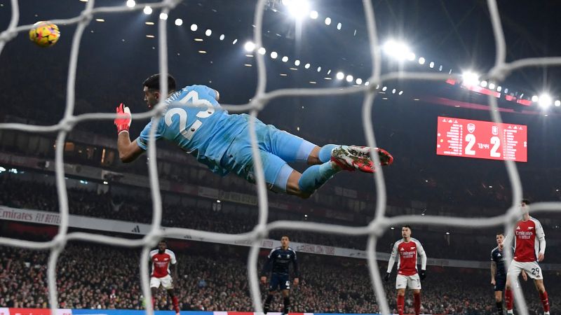 El portero argentino del Aston Villa, Emiliano Martínez, reacciona ante un remate de la artillería del Arsenal.