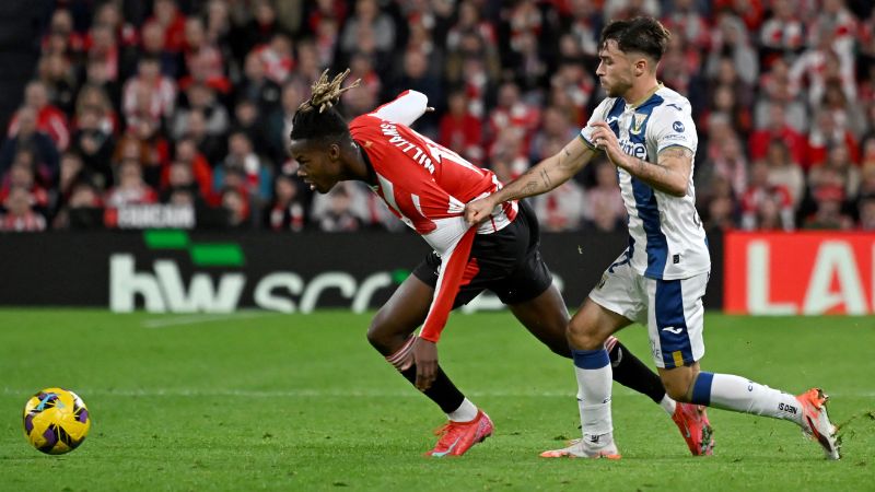 El delantero español del Athletic Bilbao, Nico Williams, lucha por el balón con el defensa del Leganés, Adria Altimira.