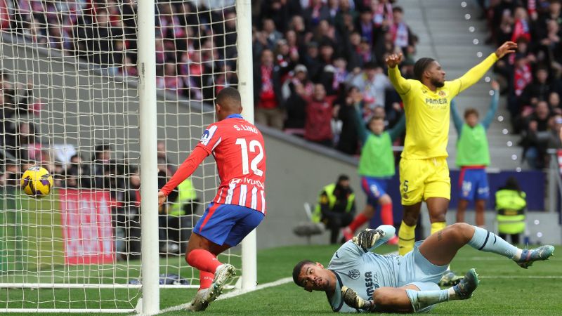 El delantero brasileño del Atlético de Madrid, Samuel Dias Lino, marca el gol de su equipo frente al Villarreal.