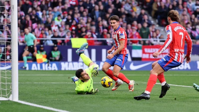 El delantero argentino del Atlético de Madrid, Julián Álvarez, y el delantero francés, Antoine Griezmann, desafían al portero español de Osasuna, Sergio Herrera Piró.