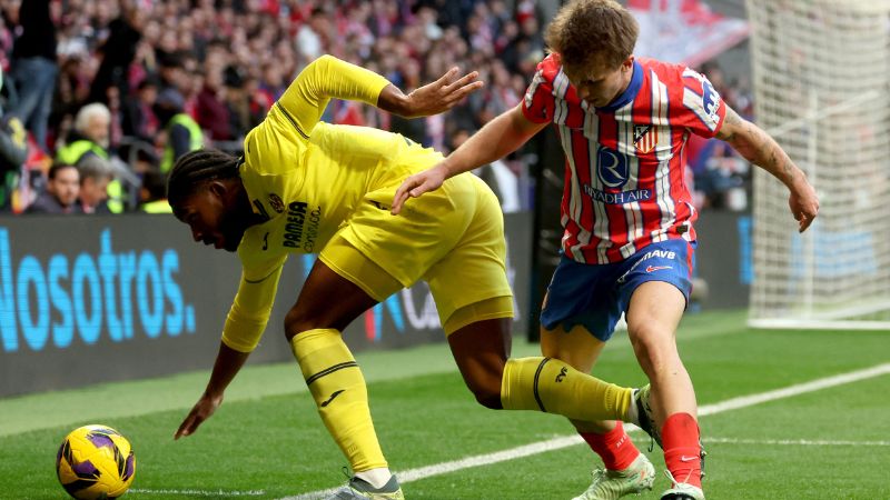 El centrocampista español del Atlético de Madrid, Pablo Barrios, lucha por el balón con el defensor francés del Villarreal, Willy Kambwala.