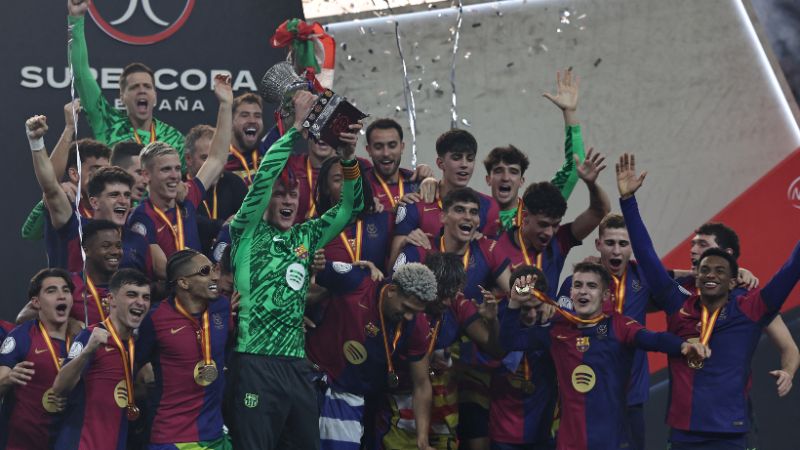 Los jugadores del Barcelona celebran con el trofeo tras ganar la final de la Supercopa de España entre el Real Madrid.