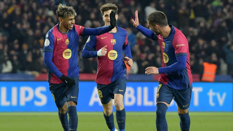 El delantero español del Barcelona, ​​Lamine Yamal, celebra con sus compañeros el quinto gol frente al Betis.