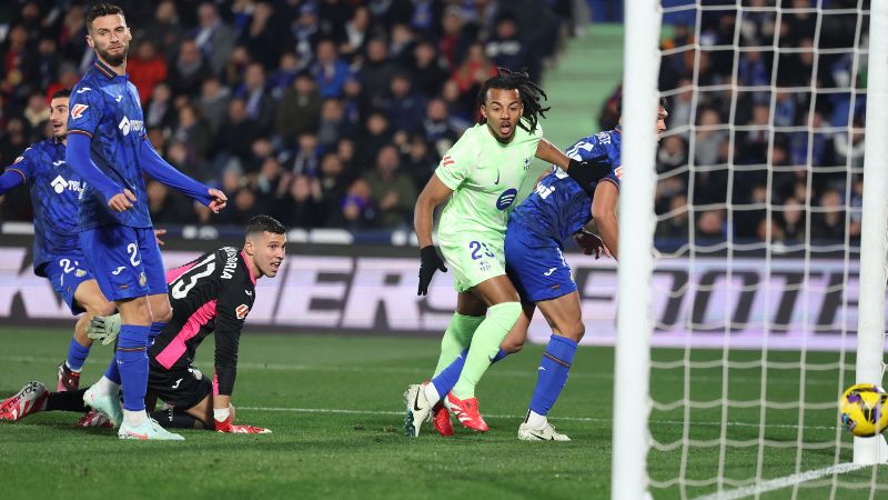 El defensa francés del Barcelona, ​​Jules Kounde, marca el único gol de su equipo frente al Getafe C.