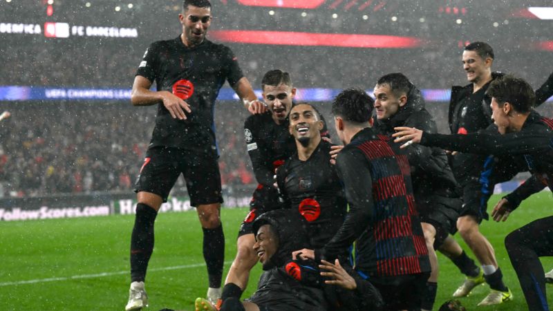 El delantero brasileño del Barcelona, ​​Raphinha (centro), celebra la victoria con sus compañeros sobre el Benfica.