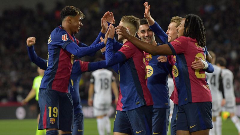 El centrocampista holandés del Barcelona, ​​Frenkie De Jong, celebra con sus compañeros el primer gol de su equipo contra el Valencia CF.