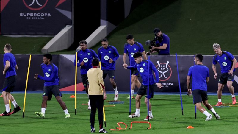 Los jugadores del FC Barcelona asisten a una sesión de entrenamiento en la Ciudad Deportiva Rey Abdullah en Yeddah.