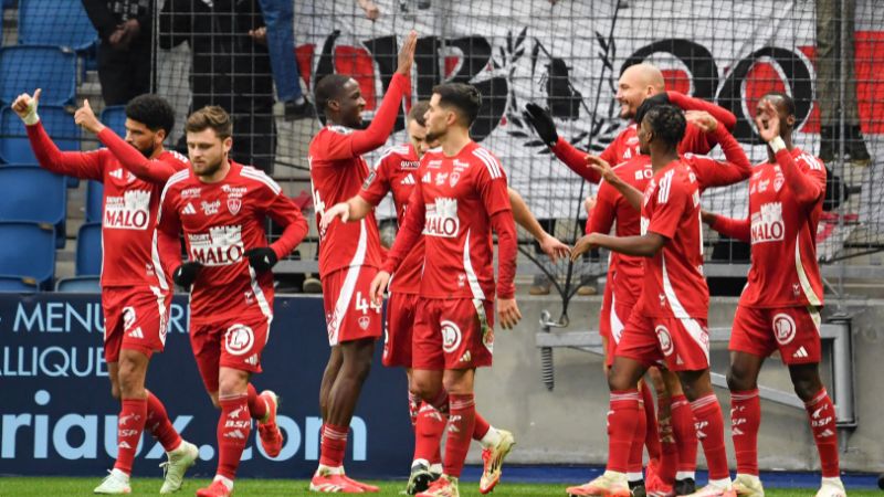 El delantero francés de Brest, Ludovic Ajorque, celebra con sus compañeros después de marcar el primer gol frente al Havre AC.