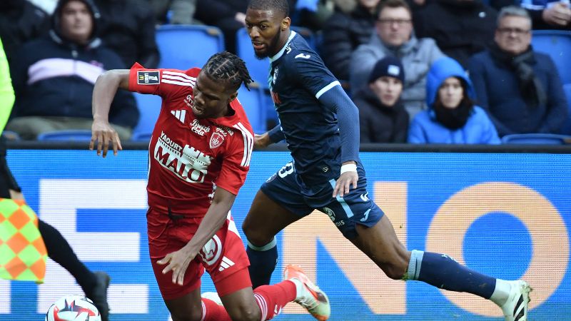 El defensa marfileño del Brest, Luck Zogbe, y el delantero francés del Le Havre, Josue Casimir, luchan por el balón,